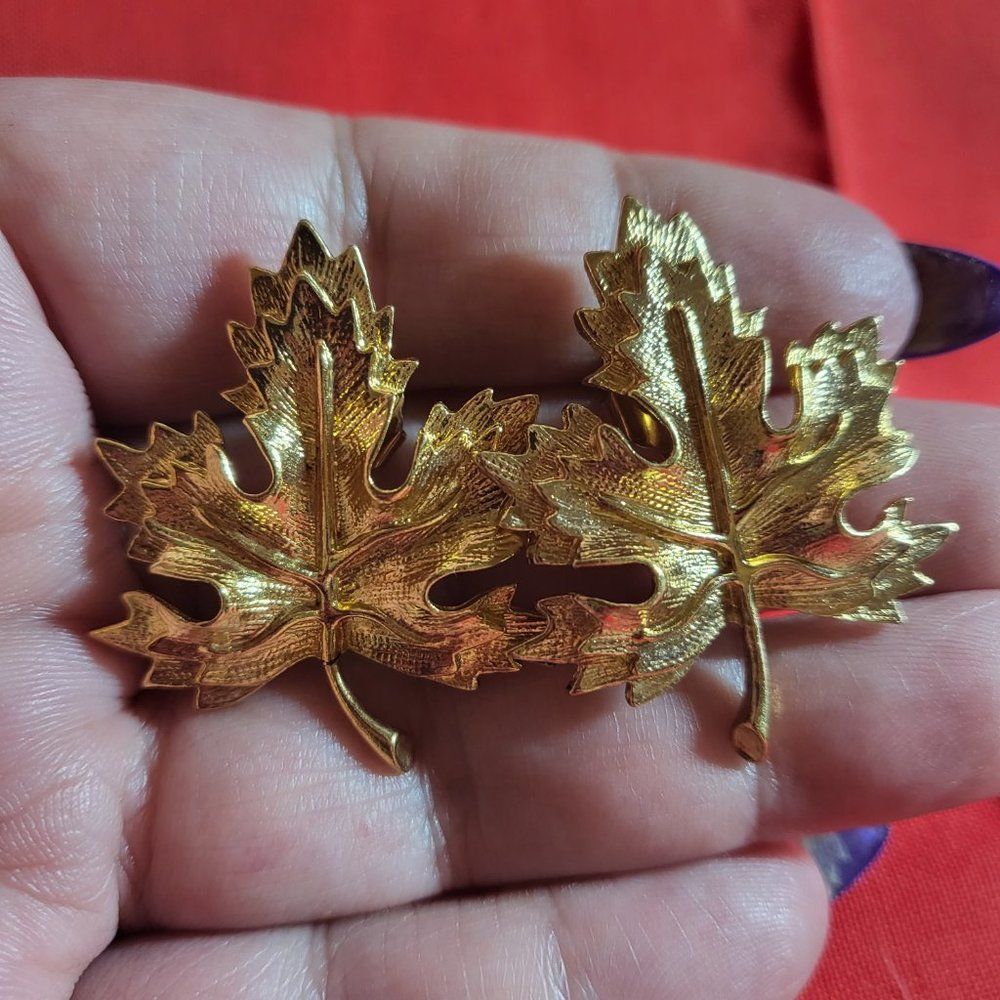 1960s Vintage Avon gold tone large Maple leaf stud earrings - Picture 4 of 5
